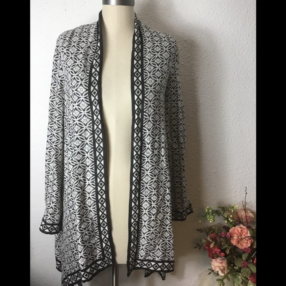 Chico’s black/white open drape cardigan size med